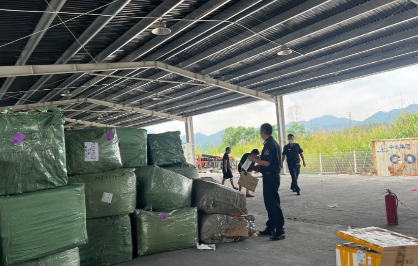 Lực lượng Hải quan kiểm tra thực tế các lô hàng của Công ty Vận tải và Dịch vụ Sơn Hà