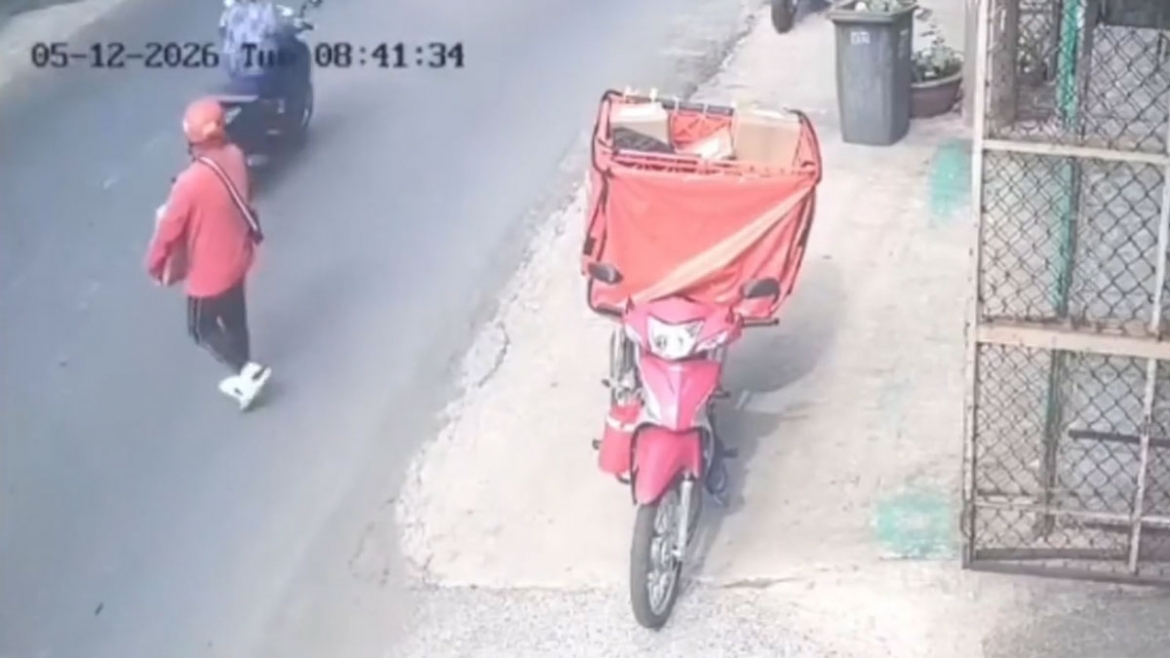 Shipper đi giao hàng cho khách 