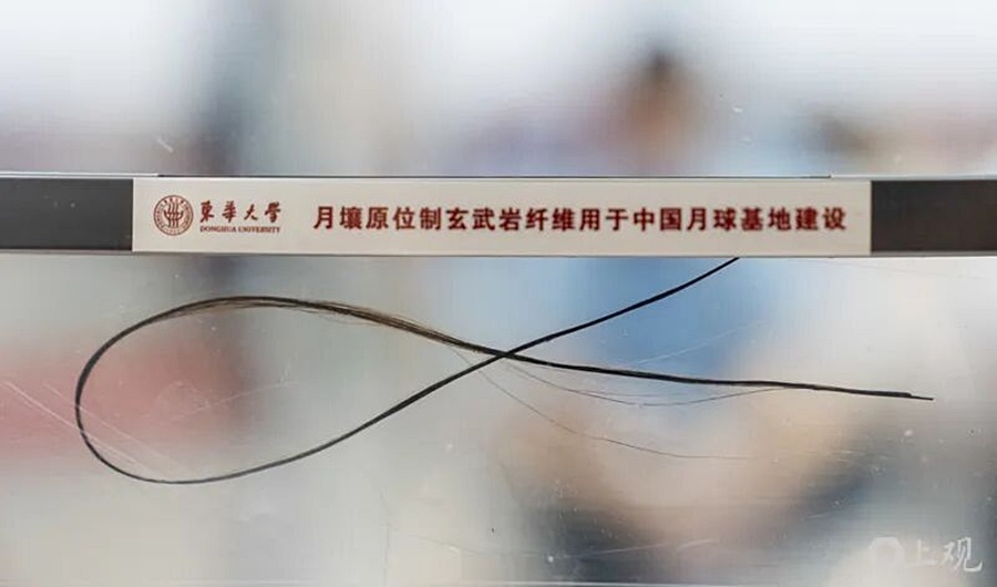 Các mẫu sợi đất Mặt Trăng của Đại học Đông Hoa. Ảnh: Shanghai Observer.