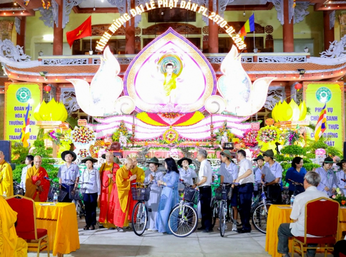 Dịp này, Giáo hội Phật giáo Việt Nam tỉnh Đắk Lắk trao tặng xe đạp cho học sinh có hoàn cảnh khó khăn, đồng thời tổ chức hoạt động thả bóng bay cầu nguyện hòa bình, thể hiện tinh thần sẻ chia, hướng thiện trong mùa Phật đản. (Ảnh: Phật Giáo Đắk Lắk) 