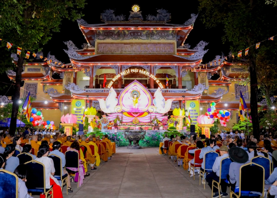 Tại chùa Bảo Tịnh, phường Tuy Hòa, Ban Trị sự Giáo hội Phật giáo Việt Nam tỉnh Đắk Lắk khu vực phía Đông tổ chức Đại lễ Phật đản Phật lịch 2570, lan tỏa thông điệp từ bi, hòa bình và hướng con người đến những giá trị tốt đẹp trong cuộc sống. (Ảnh: Phật Giáo Đắk Lắk) 