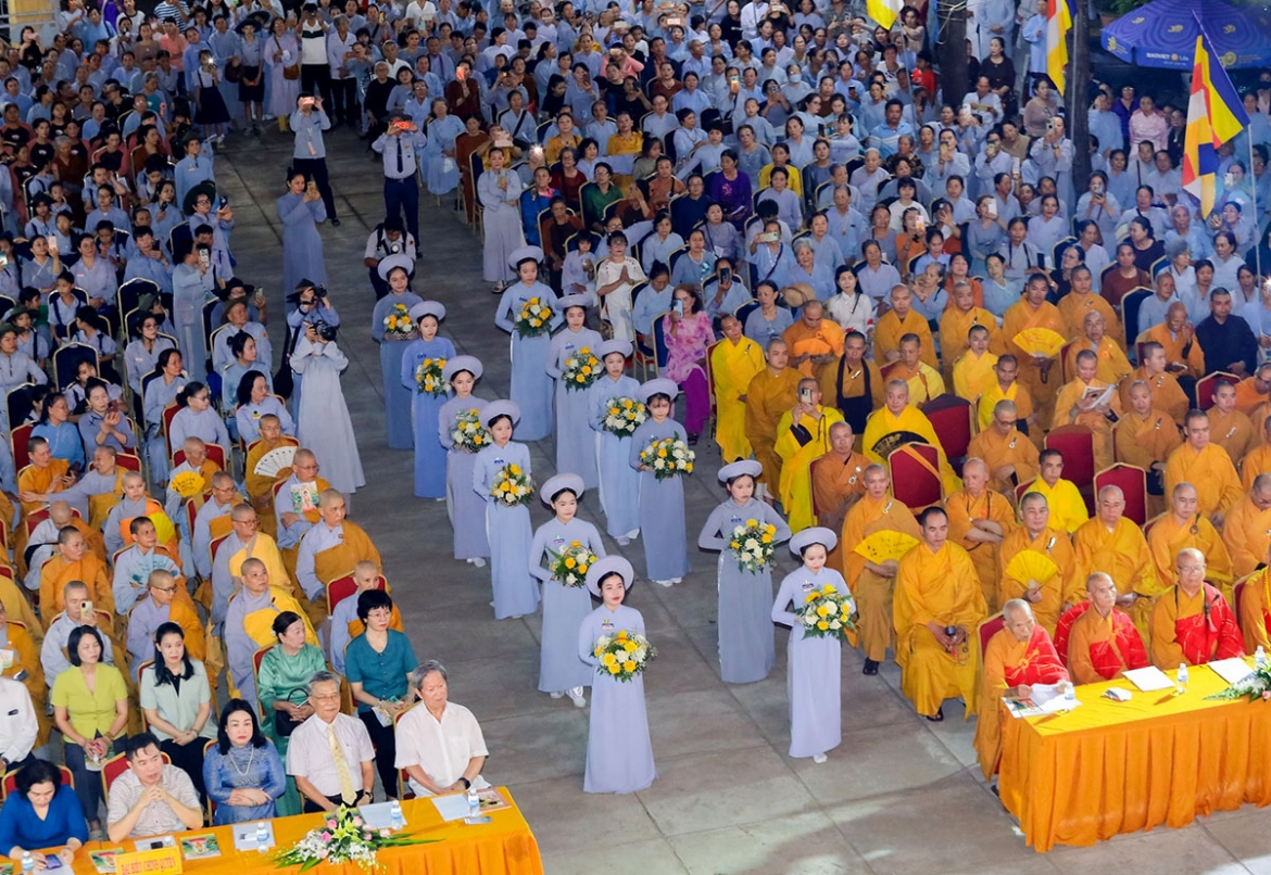 Trong không khí trang nghiêm, các chức sắc Phật giáo đã đọc Thông điệp Phật đản của Giáo hội Phật giáo Việt Nam, kêu gọi tăng ni, phật tử lan tỏa tinh thần từ bi, yêu thương, sống tốt đời đẹp đạo và đồng hành cùng cộng đồng. (Ảnh: Phật Giáo Đắk Lắk) 