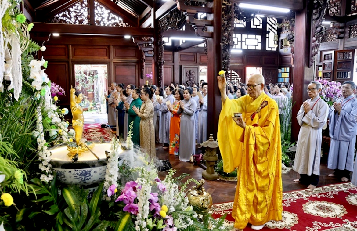 Trong khuôn khổ Đại lễ Phật Đản, tại chùa Sắc tứ Khải Đoan, phường Buôn Ma Thuột, Giáo hội Phật giáo Việt Nam tỉnh Đắk Lắk tổ chức nghi lễ Mộc dục (lễ Tắm Phật). (Ảnh: Phật Giáo Đắk Lắk) 