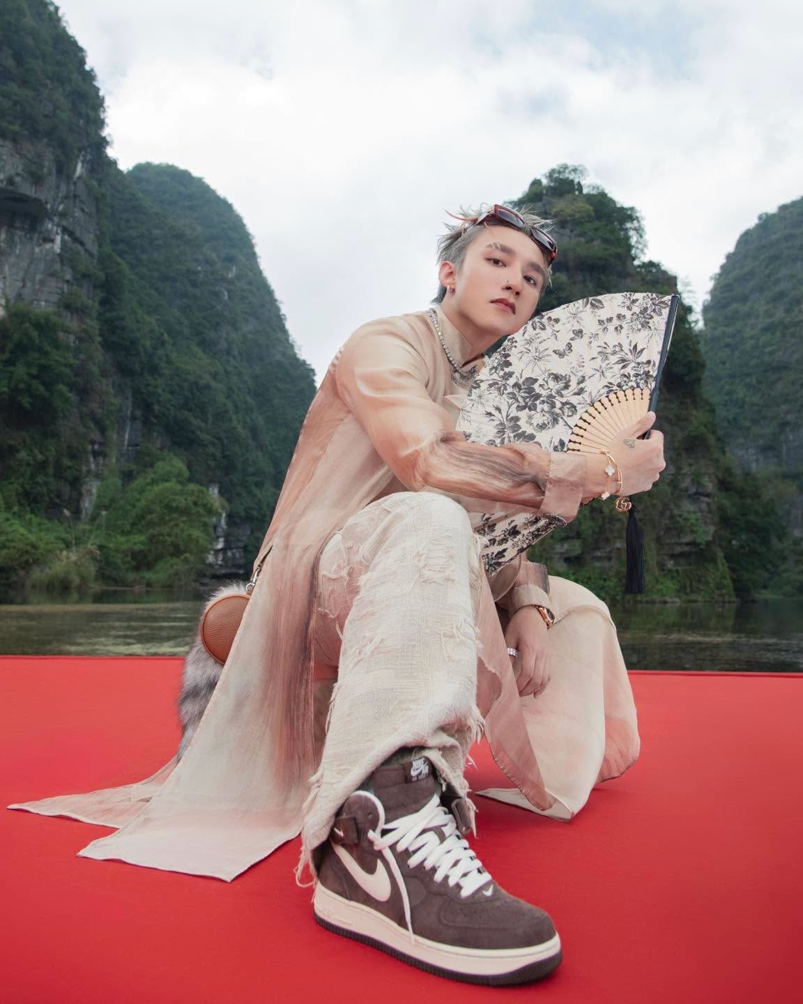 Ngày 29/5, Sơn Tùng M-TP khiến mạng xã hội chao đảo. Loạt khoảnh khắc mới trong "Come My Way" của nam ca sĩ tiếp tục được fan chia sẻ rầm rộ nhờ visual nổi bật, phong cách thời thượng và khí chất ngôi sao khó lẫn.