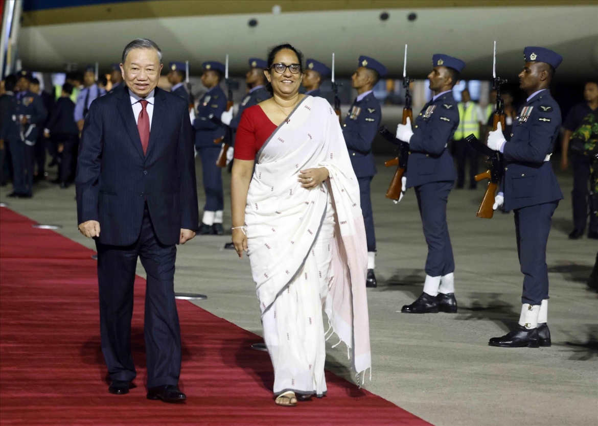 Thủ tướng Sri Lanka Harini Amarasuriya đón Tổng Bí thư, Chủ tịch nước Tô Lâm tại sân bay quốc tế Bandaranaike, Colombo, Sri Lanka. (Ảnh: TTXVN)