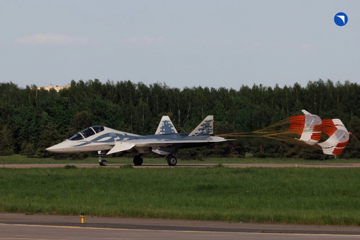 Tiêm kích 2 chỗ ngồi Su-57D trong chuyến bay thử nghiệm. Ảnh: Rostec/UAC