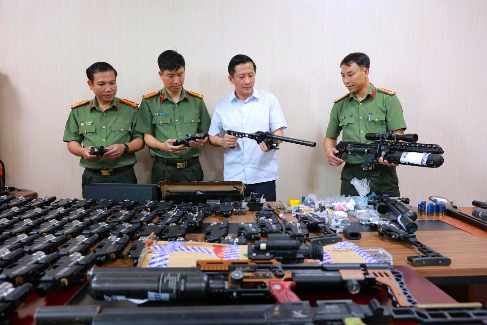 Thượng tá Nguyễn Quốc Hùng, Phó Giám đốc Công an tỉnh Hà Tĩnh ( áo trắng) trực tiếp chỉ đạo điều tra, kiểm tra tang vật thu giữ từ vụ án. (Ảnh: Công an Hà Tĩnh).