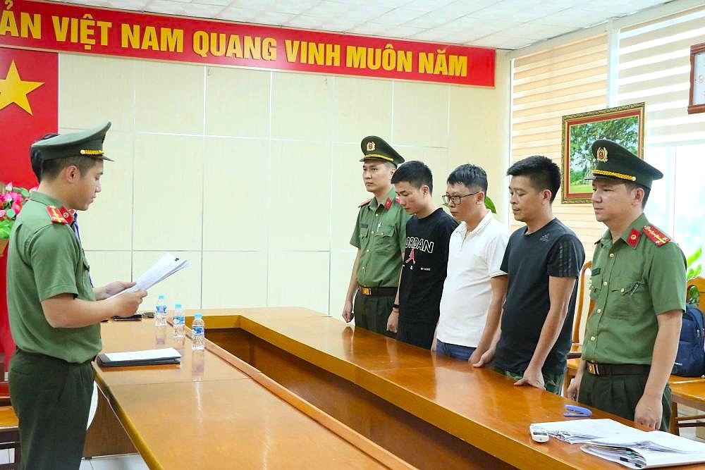 Cơ quan điều tra tống đạt quyết định khởi tố các đối tượng (Ảnh: Công an Hà Tĩnh).