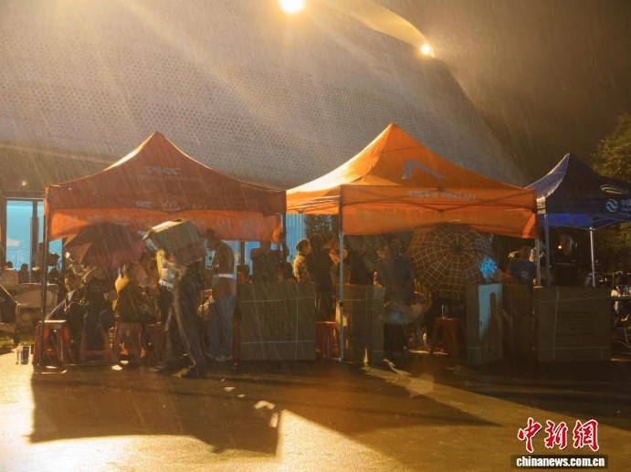 Tối 18/5, trời đổ mưa tại khu vực lánh nạn tại quận Liễu Nam, thành phố Liễu Châu. Ảnh: China News