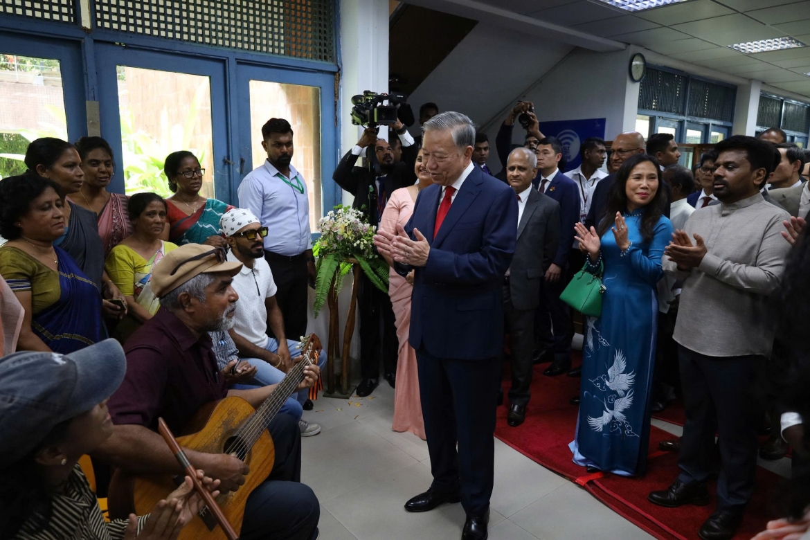 Tổng Bí thư, Chủ tịch nước Tô Lâm và Tổng thống Anura Kumara Dissanayake tham quan không gian Chủ tịch Hồ Chí Minh tại Thư viện Cộng đồng Colombo.