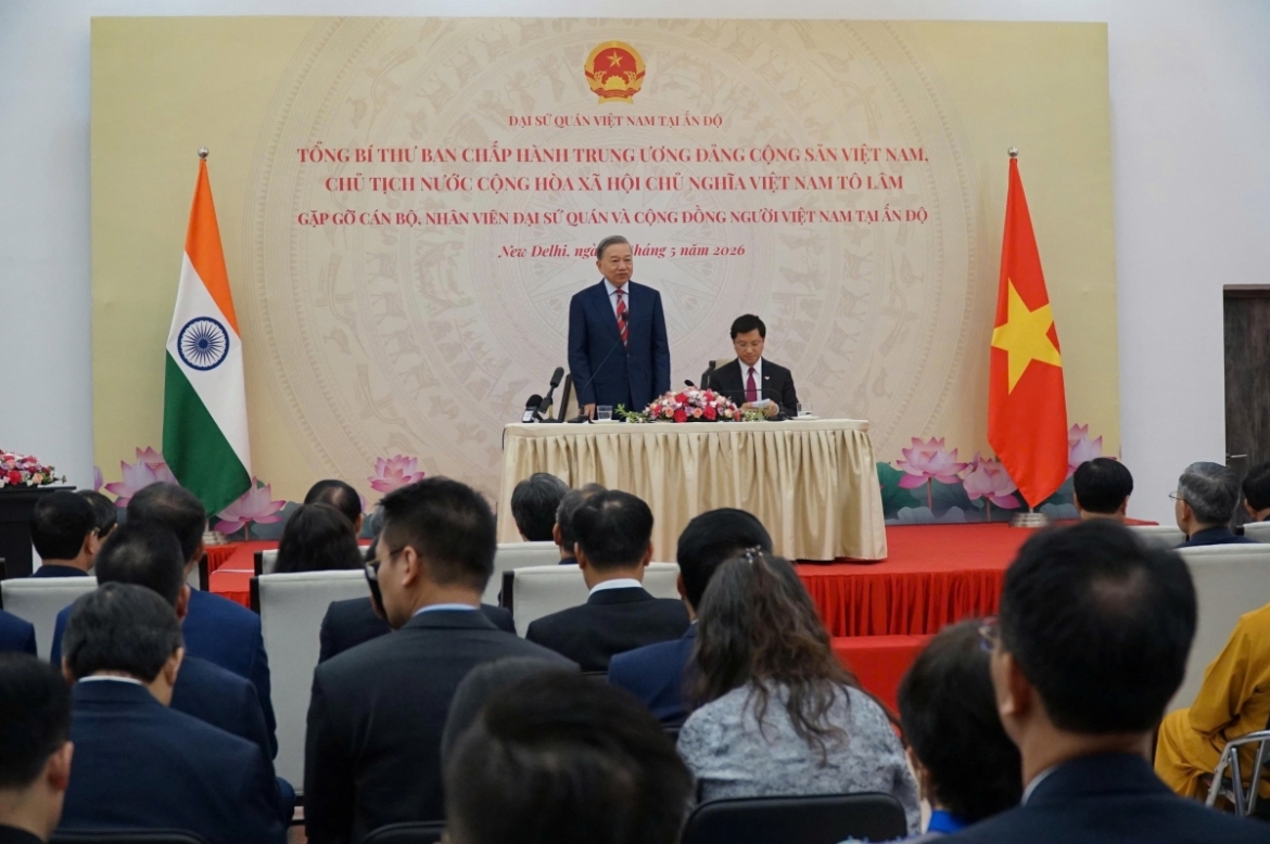 Tối 5/5, Tổng Bí thư, Chủ tịch nước Tô Lâm tới thăm và chủ trì buổi gặp gỡ cán bộ nhân viên Đại sứ quán và đông đảo cộng đồng người Việt Nam tại Ấn Độ. Tổng Bí thư, Chủ tịch nước Tô Lâm nhấn mạnh: Mỗi người Việt Nam tại Ấn Độ chính là một Đại sứ nhân dân, góp phần lan tỏa hình ảnh đất nước, con người Việt Nam.