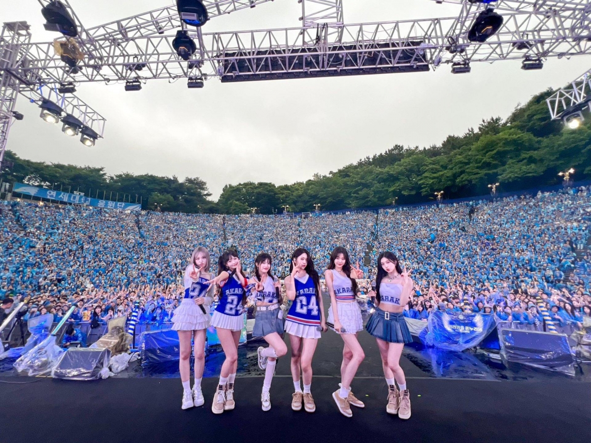 Nhóm nhạc K-pop IVE biểu diễn tại lễ hội Đại học Yonsei (Hàn Quốc) vài năm 2024. Nguồn: X/IVE