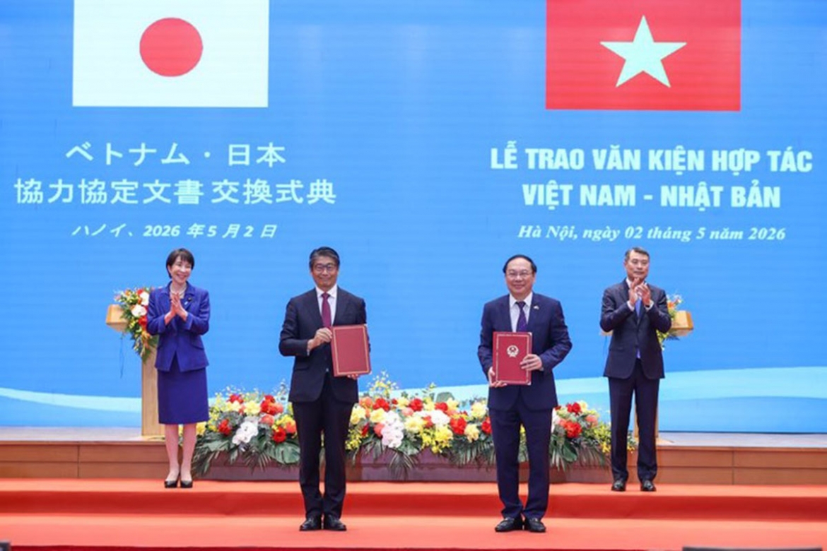 Thủ tướng Lê Minh Hưng và Thủ tướng Takaichi Sanae chứng kiến trao Bản ghi nhớ hợp tác về tăng trưởng carbon thấp giữa Chính phủ nước Việt Nam và Chính phủ Nhật Bản thực hiện cơ chế tín chỉ chung. Ảnh: VGP/Nhật Bắc