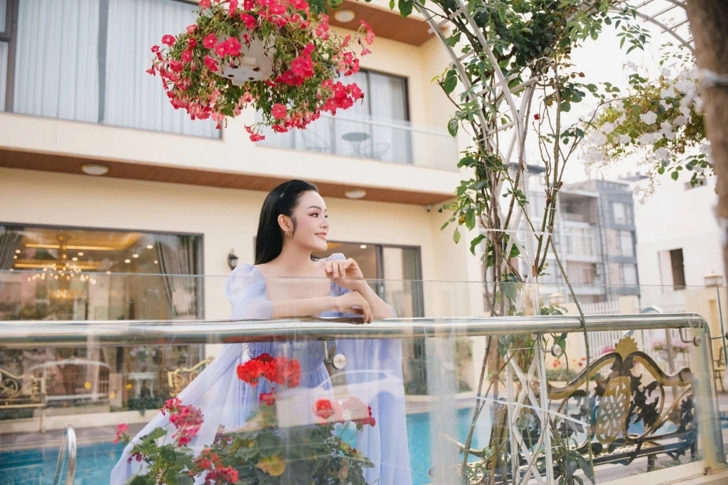 Trong bộ ảnh mới thực hiện, Tân Nhàn diện trang phục dạ hội, lưu lại những góc yêu thích ở căn biệt thự nghỉ dưỡng rộng 1.000 m2 ở Tuần Châu (Quảng Ninh).