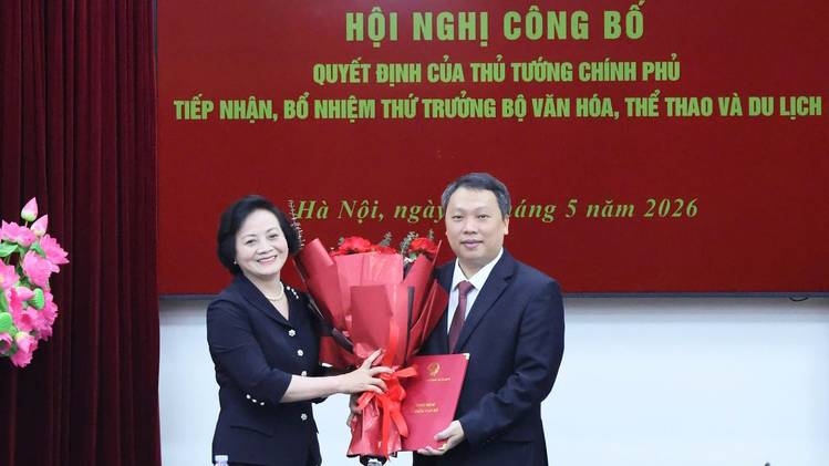 Phó Thủ tướng Phạm Thị Thanh Trà tặng hoa chúc mừng ông Nguyễn Huy Dũng. Ảnh: VGP