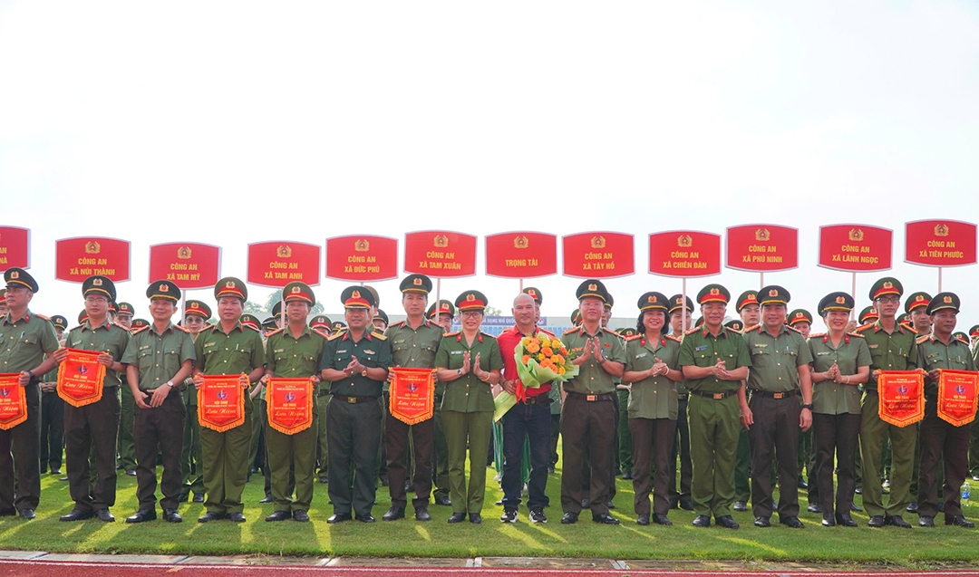 Tặng cờ lưu niệm cho các đơn vị dự Hội thao