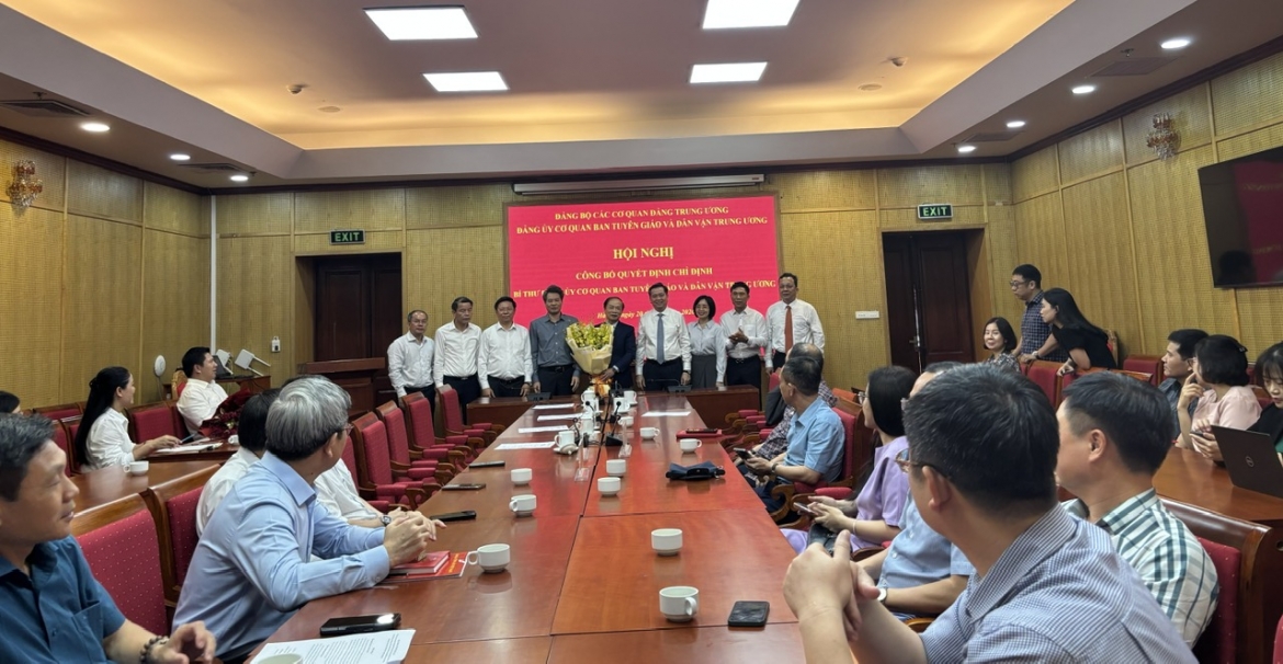 Ông Phạm Tất Thắng nhận hoa chúc mừng từ đồng nghiệp.
