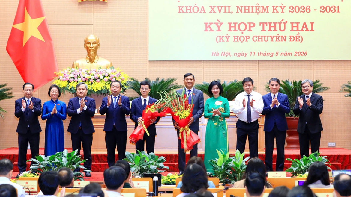 Lãnh đạo thành phố Hà Nội tặng hoa chúc mừng hai tân Phó Chủ tịch thành phố