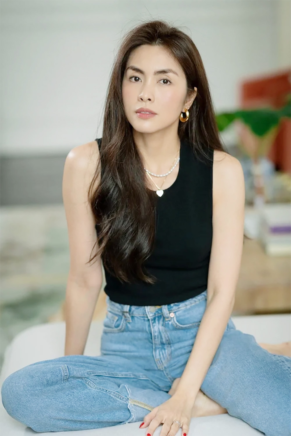 Tăng Thanh Hà chia sẻ loạt ảnh đời thường trên trang cá nhân với dòng chia sẻ “Một buổi sáng đầu tháng 5 - Hà mũm mĩm” nhanh chóng thu hút sự quan tâm của đông đảo khán giả. Vũ Ngọc Đãng bình luận: “Bác thích con mũm mĩm”.