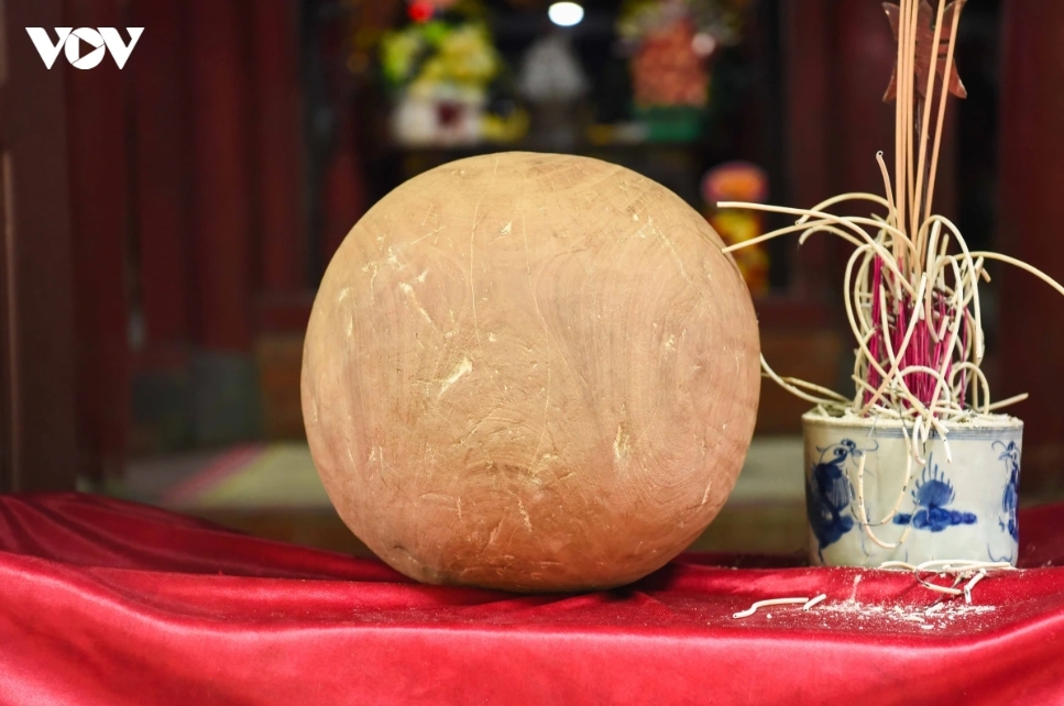 Trong quan niệm dân gian, quả cầu tượng trưng cho Mặt Trời, nguồn sinh khí của vạn vật. Việc đưa quả cầu xuống hố cầu được người xưa gửi gắm ước vọng mưa thuận gió hòa, mùa màng bội thu.