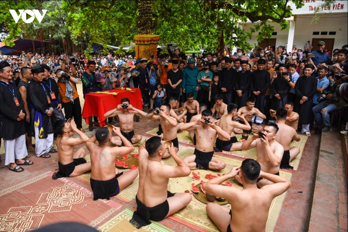Trước giờ thi đấu, 16 "quân cầu" cùng uống "rượu trận" theo nghi thức truyền thống. Đây là một trong những nét đặc sắc được người dân làng Vân gìn giữ qua nhiều thế hệ trong hội vật cầu nước.