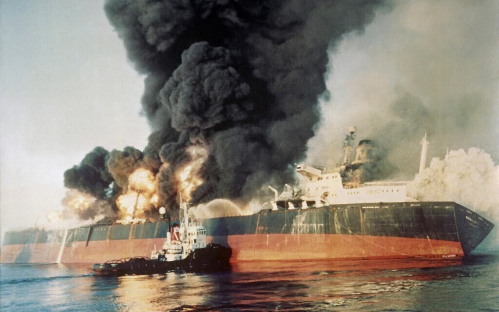 Tàu chở dầu Norman Atlantic đăng ký tại Singapore bốc cháy ở eo biển Hormuz ngày 6/12/1987 sau khi bị tàu pháo Iran tấn công. Ảnh: AP