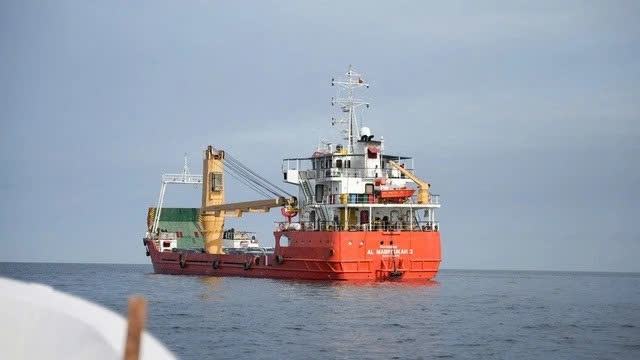 Tàu đi qua eo biển Hormuz. ẢNH: REUTERS