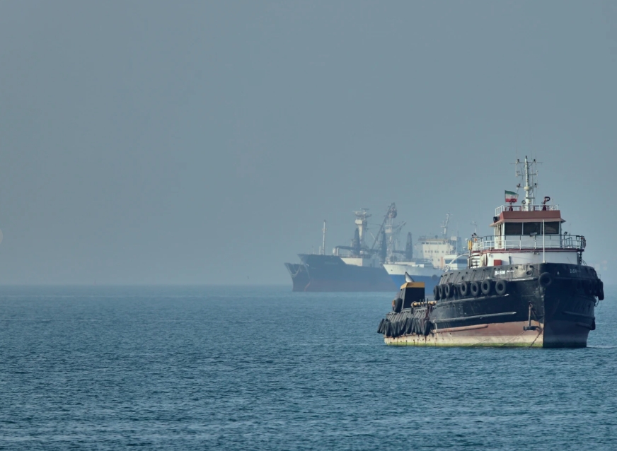 Tàu Iran đi qua Eo biển Hormuz. Ảnh: AP
