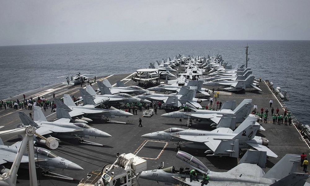 Tàu sân bay lớp Nimitz USS Abraham Lincoln trên biển Arab. Ảnh: AP