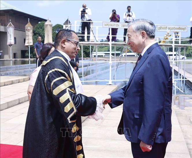 Chủ tịch Quốc hội Sri Lanka Jagath Wickramaratne đón Tổng Bí thư, Chủ tịch nước Tô Lâm. Ảnh: Thống Nhất/TTXVN