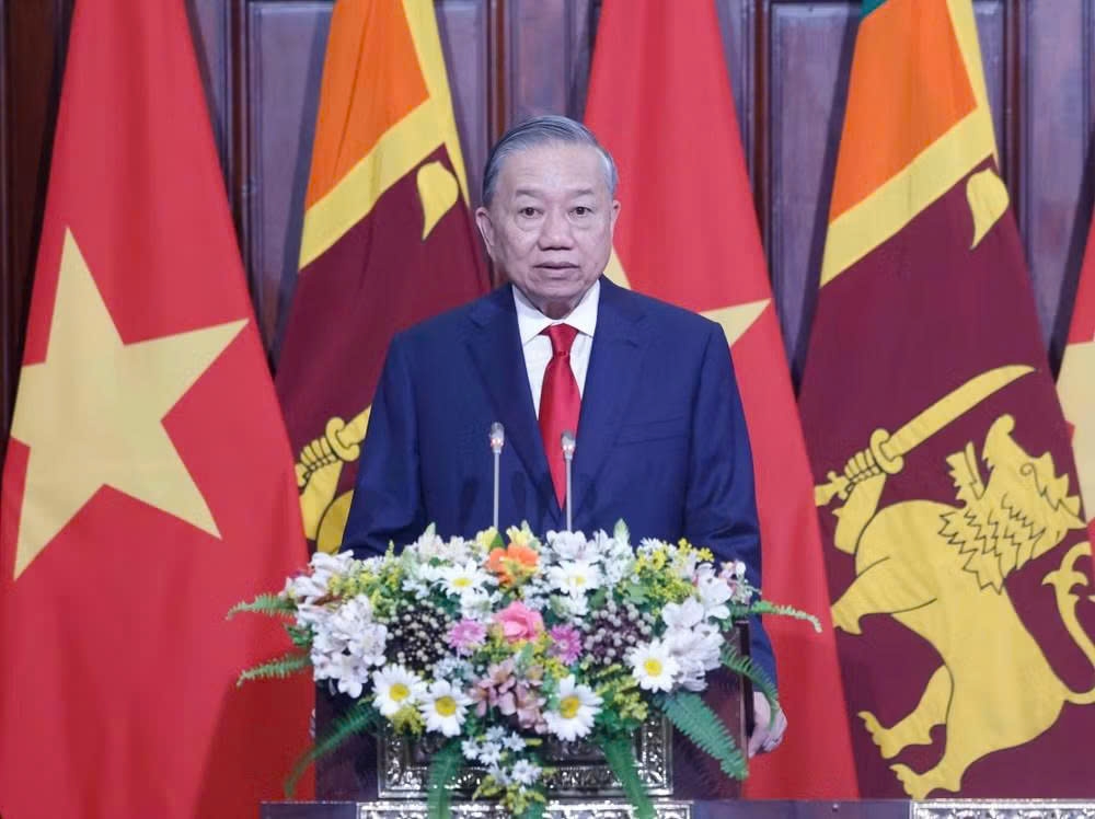Ngày 8/5, Tổng Bí thư, Chủ tịch nước Tô Lâm đã có bài phát biểu quan trọng trước Quốc hội Sri Lanka. Tổng Bí thư, Chủ tịch nước Tô Lâm nhấn mạnh, Quốc hội hai nước có thể tăng cường trao đổi kinh nghiệm về lập pháp, giám sát, cải cách hành chính, chuyển đổi số trong hoạt động nghị viện, xây dựng pháp luật phục vụ phát triển bền vững, bảo vệ nhóm yếu thế, thúc đẩy bình đẳng giới và tạo cơ hội cho thanh niên. Việt Nam mong muốn hai Quốc hội thúc đẩy hoạt động của các nhóm nghị sĩ hữu nghị, làm cầu nối để quan hệ hai nước ngày càng gần gũi, thực chất.
