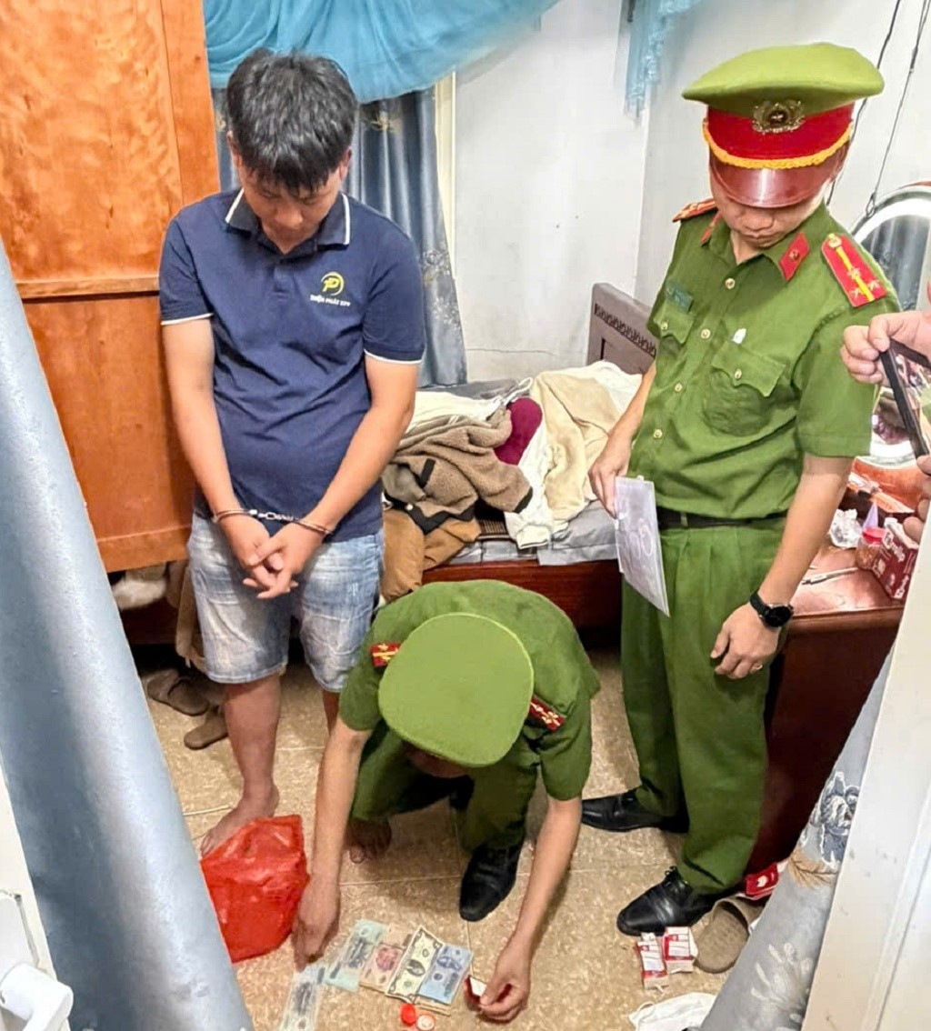 Lực lượng chức năng tiến hành khám xét, thu hồi tài sản do Lễ trộm cắp (ảnh CANA)