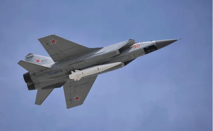 Tên lửa siêu thanh Kinzhal được gắn ở bụng máy bay chiến đấu-ném bom MiG-31 của Nga. Ảnh: Lực lượng Không quân Vũ trụ Nga.