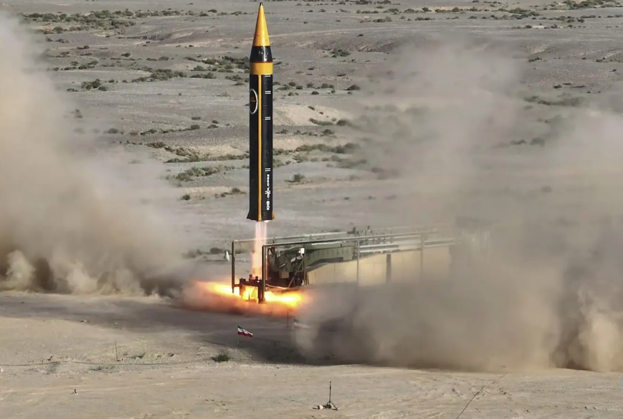 Một vụ phóng tên lửa của Iran. Ảnh: AP