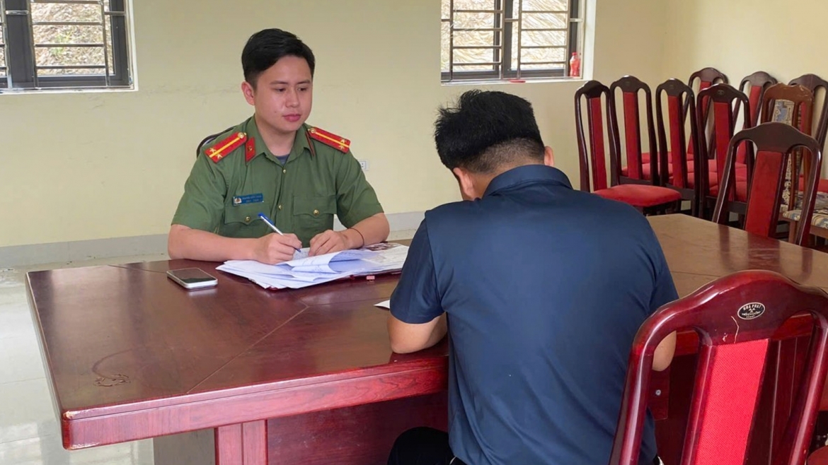 Cán bộ Công an xã làm việc với trường hợp đăng tải thông tin xấu độc trên không gian mạng.