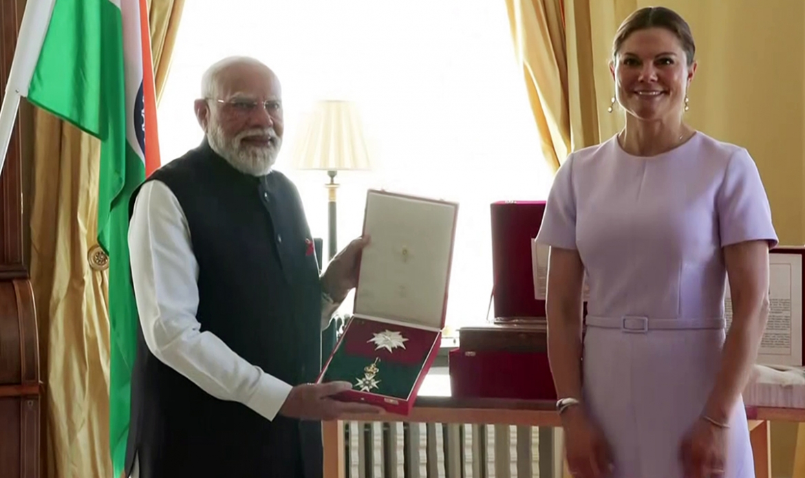 Thái tử phi Victoria, người kế vị ngai vàng Thụy Điển, đã thay mặt Hoàng gia trao tặng ông Modi Huân chương Sao Bắc Cực, cấp bậc Đại Thập tự Chỉ huy Hoàng gia (Ảnh ANI)