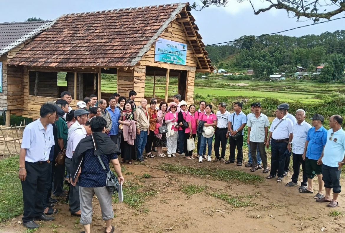 Du khách đến tham quan thôn Kon Vơng Kia, xã Măng Đen.