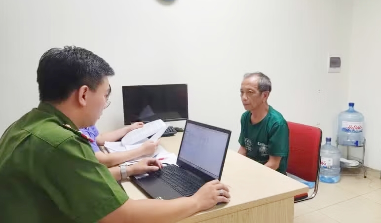 Nguyễn Tiến Nam tại cơ quan điều tra. 