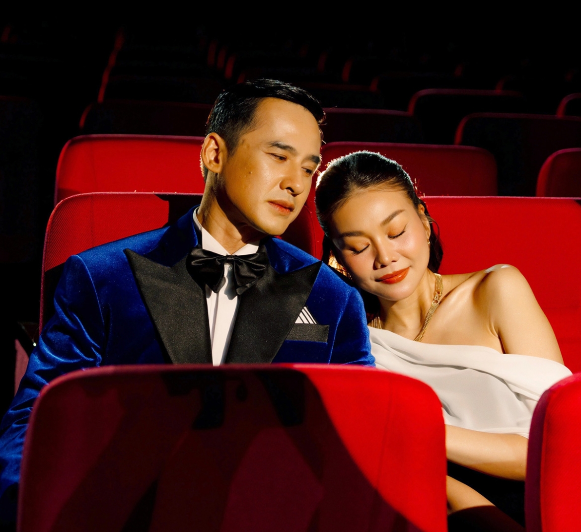 Siêu mẫu Thanh Hằng tựa đầu vào vai bạn diễn Lương Thế Thành tại buổi họp báo giới thiệu dự án điện ảnh “Mesdames Thanh Sắc”.