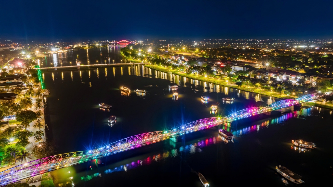 Thành phố Huế về ban đêm