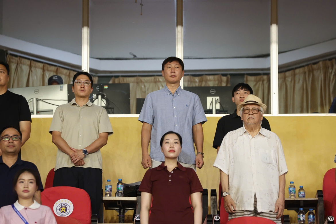 HLV Kim Sang Sik dự khán trận đấu (Ảnh: Minh Anh)