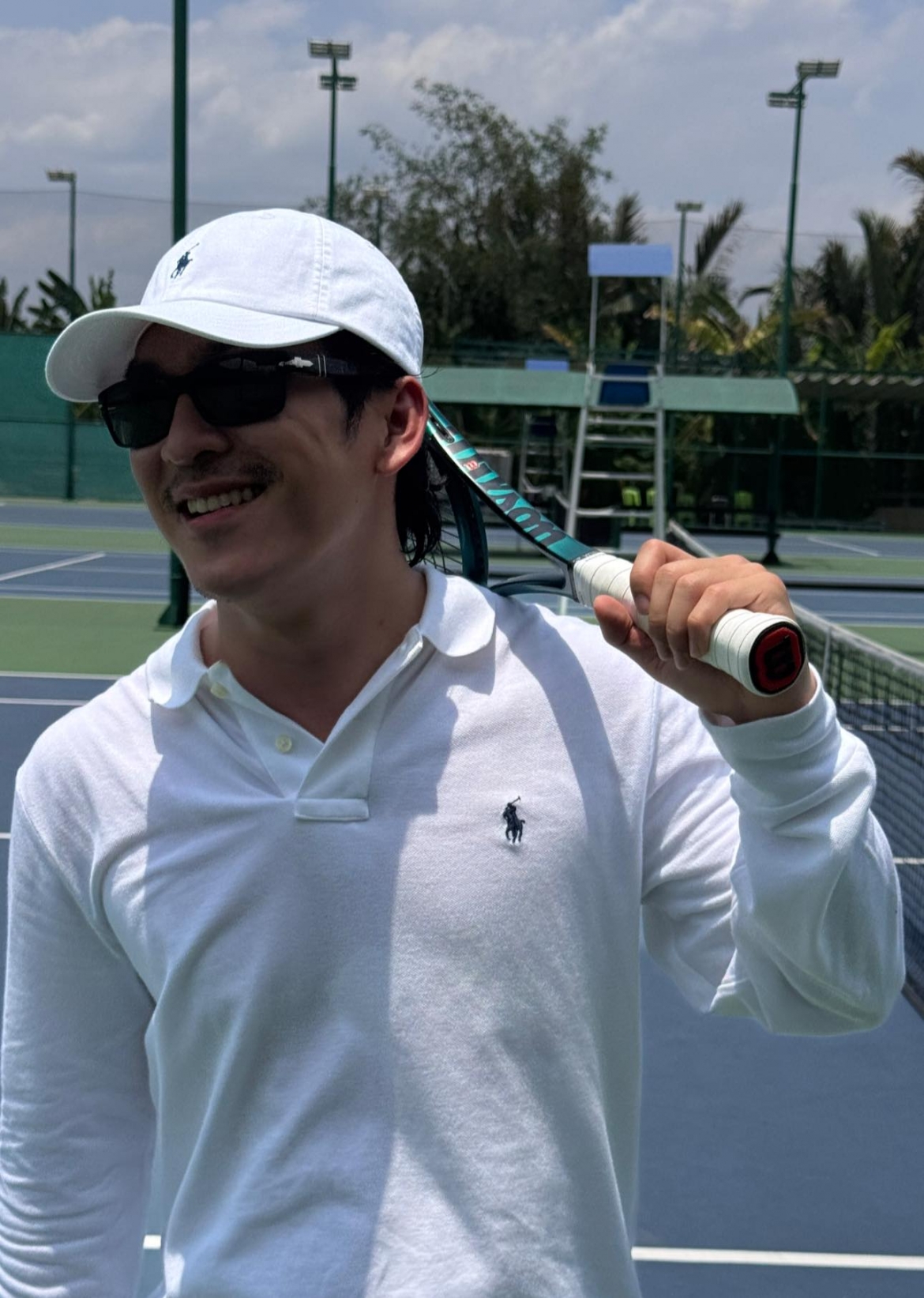 Nhiếp ảnh gia Thiên Minh đăng ảnh trên sân tennis với vẻ ngoài phong độ. Tuy nhiên, điều gây chú ý lại là chú thích hài hước: "Năng khiếu lụm banh rất giỏi".