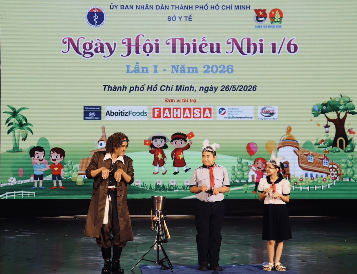 Các em thiếu nhi giao lưu, vui chơi tại chương trình (ảnh: T.C)
