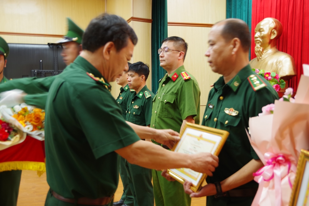 Thiếu tướng Nguyễn Văn Thiện, Phó Tư lệnh Bộ đội Biên phòng trao thưởng cho các tập thể có thành tích xuất sắc trong đấu tranh chống tội phạm ma túy.