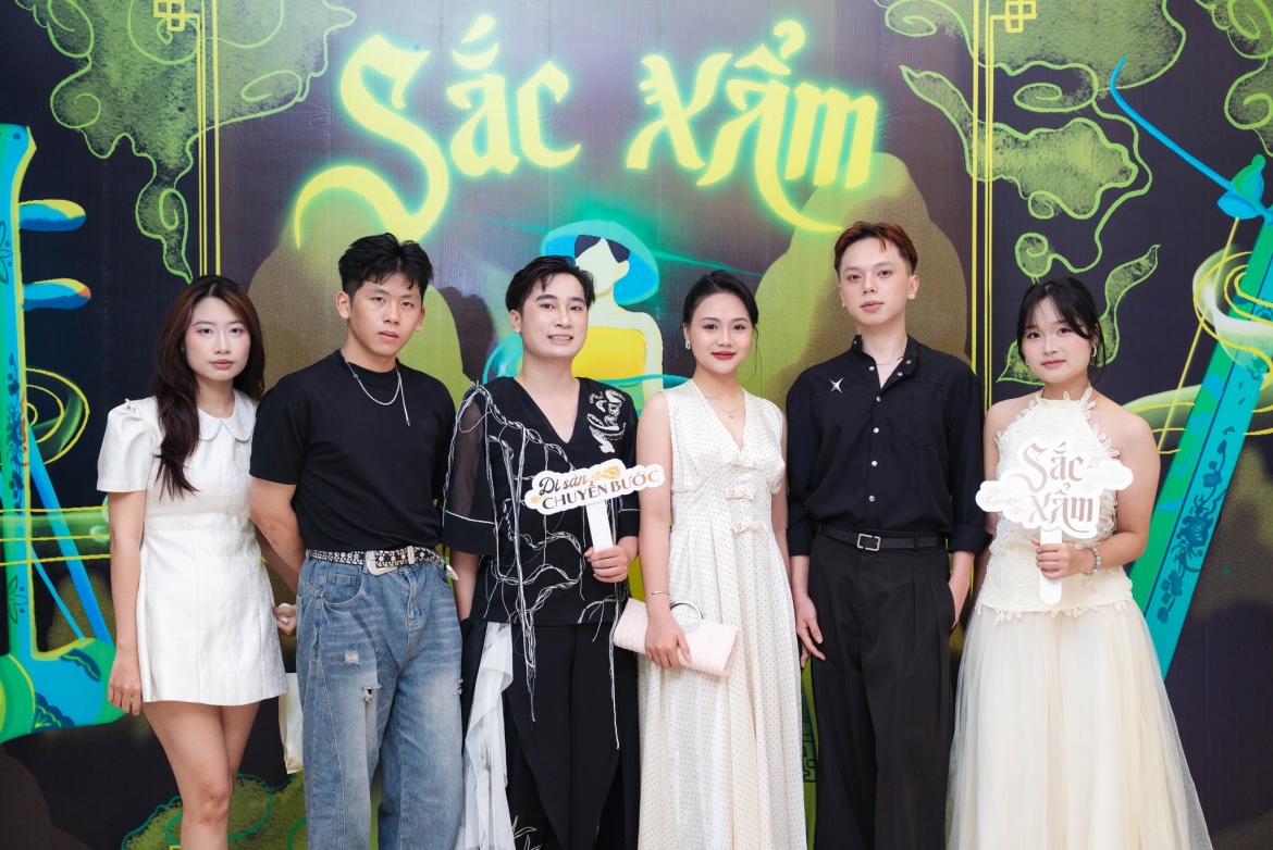 3 NTK trẻ Lê Văn Việt, Lê Hoàng Gia Khanh, Đỗ Quang Trường (đứng thứ 3,4,5 từ phải sang)