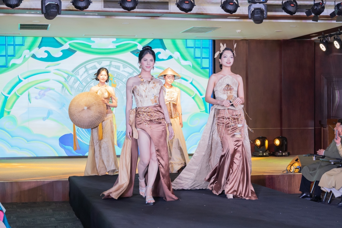 BST “Non sắc” được lấy cảm hứng từ hình ảnh chiếc nón lá kết hợp với vẻ đẹp của lúa nước