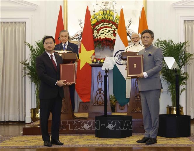 Tổng Bí thư, Chủ tịch nước Tô Lâm và Thủ tướng Cộng hòa Ấn Độ Narendra Modi chứng kiến lễ trao các văn kiện hợp tác giữa 2 nước. Ảnh: Thống Nhất/TTXVN