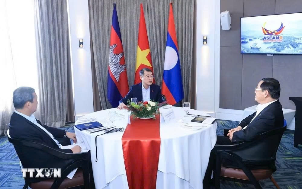 Thủ tướng Lê Minh Hưng cùng Thủ tướng Campuchia Hun Manet và Thủ tướng Lào Sonexay Siphandone ăn sáng và làm việc. (Ảnh: Dương Giang/TTXVN)