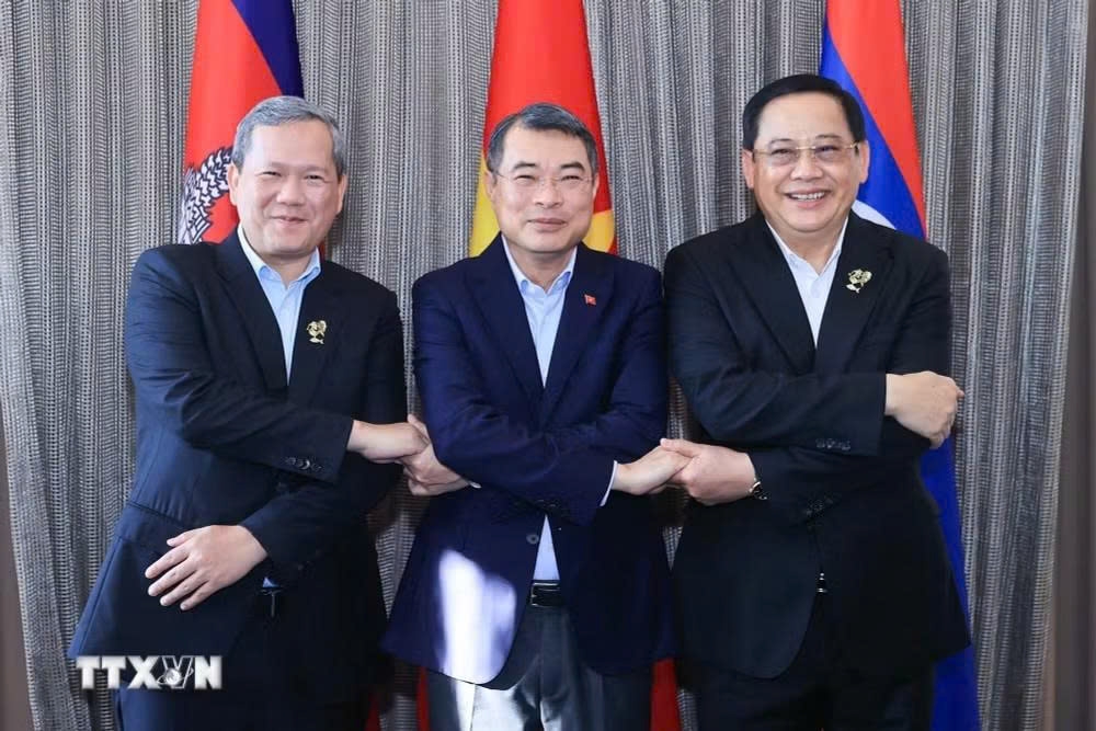 Thủ tướng Lê Minh Hưng cùng Thủ tướng Campuchia Hun Manet và Thủ tướng Lào Sonexay Siphandone. (Ảnh: Dương Giang/TTXVN)