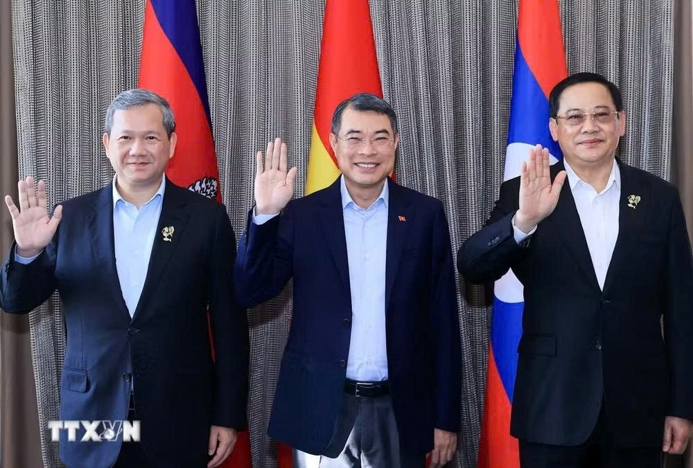 Thủ tướng Lê Minh Hưng cùng Thủ tướng Campuchia Hun Manet và Thủ tướng Lào Sonexay Siphandone. (Ảnh: Dương Giang/TTXVN)